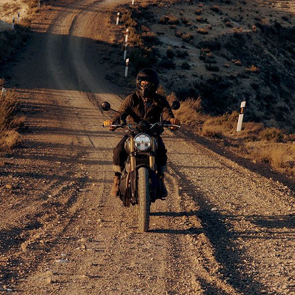 Motociclista en carretera moto Bear 650